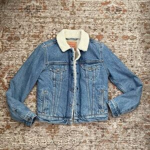 New Levi’s Womens Sherpa Trucker Jacket